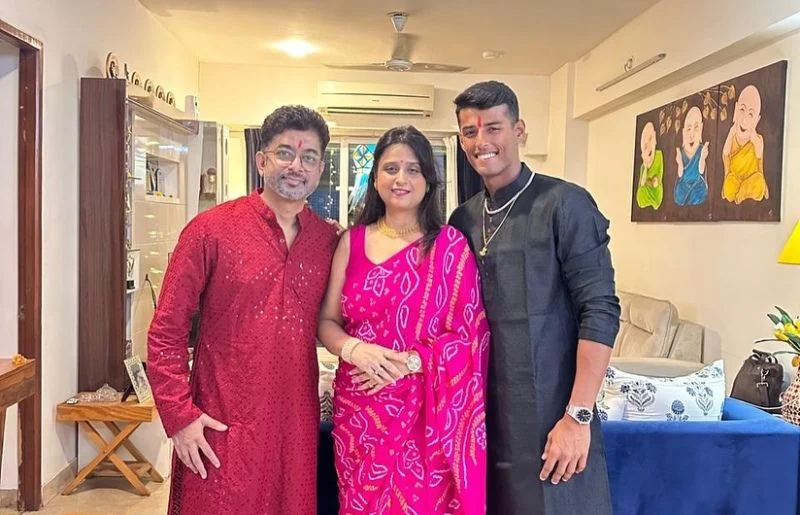 Suryansh-Shedge-with-his-parents